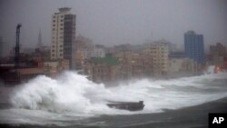 Fuerte olas causadas por el huracán Irma azotan le Malecón en La Habana, Cuba, el domingo, 9 de septiembre, de 2017.
