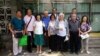 89歲杜光(左四)等人無法參與每月餐聚後拍照留念 （高瑜推特圖片 ）