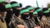 Các chiến binh Hamas tụ tập tại buổi ban giao hai con tin Israel ở Rafah phía nam dải Gaza .
