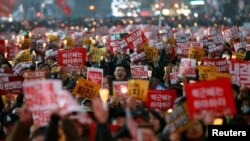 韩国数十万民众再次举行大规模集会要求总统朴槿惠下台。