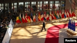 ARCHIVO - El alto representante de la Unión Europea para Asuntos Exteriores y Política de Seguridad, Josep Borrell, llega a una cumbre de líderes de la Unión Europea sobre las sanciones a Rusia en respuesta a la invasión rusa de Ucrania, en Bruselas, el 31 de mayo de 2022.