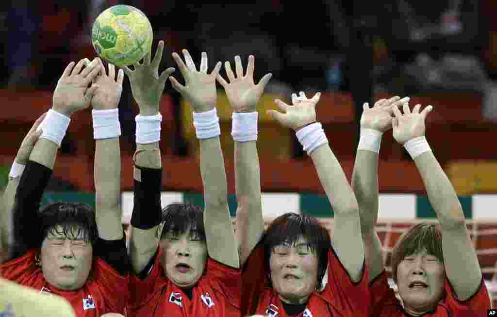 Nathalie Hagman dari Swedia (tengah) mencetak gol dalam penalti pada pertandingan bola tangan putri melawan Korea Selatan (8/8). (AP/Ben Curtis)