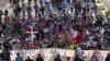 Migrantes caminan en caravana por una carretera, en un intento de llegar a la frontera con Estados Unidos, en Tapachula, México, 30 de octubre de 2023.