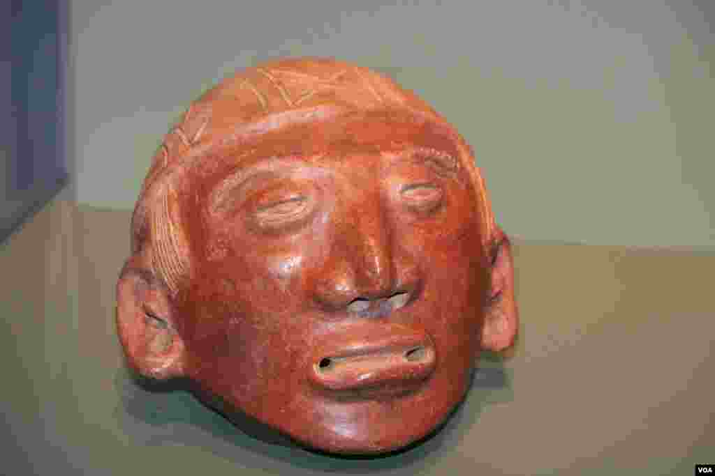 Escultura de cabeza como trofeo del Centro Caribe/Línea diversorio Costarricense Atlántico, 500-1000 dC. Rio Turrialba, Provincia de Limón, Costa Rica. Cerámica, engobe. Regalo de Patti McClain, 1968.