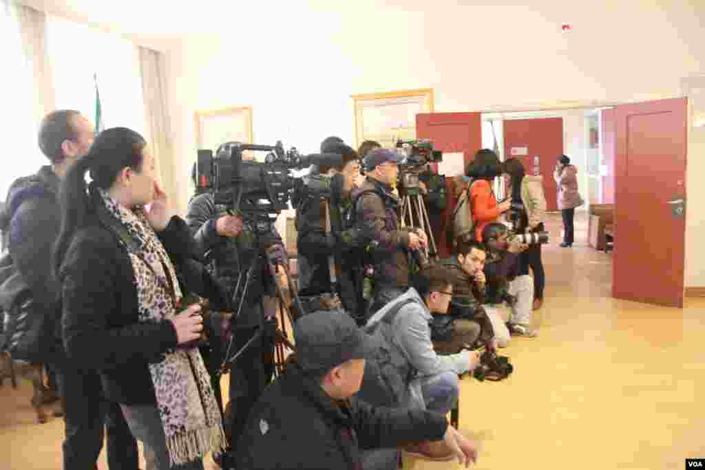 正在南非使館內拍攝的記者們(美國之音東方拍攝)