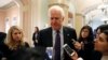 资料照：共和党联邦参议员科宁（Sen. John Cornyn, R-TX）在国会大厦接受记者提问。（2017年1月3日）
