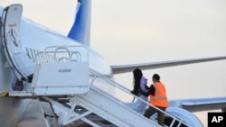 Una migrante venezolana aborda un vuelo tras ser deportada a su país desde Harlingen, Texas, el 18 de octubre de 2023.