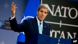 El secretario de Estado, John Kerry, habla durante una conferencia de prensa en los cuarteles de la OTAN en Bruselas.
