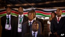 Entouré de ses agents de sécurité, le président de la Commission électoral du Kenya s'adresse aux médias, le 8 mars 2013