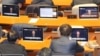 Južnokorejski poslanici u glavnoj konferencijskoj sali Narodne skupštine u Seulu, 4. decembar, 2024. (Foto: AFP/YONHAP)