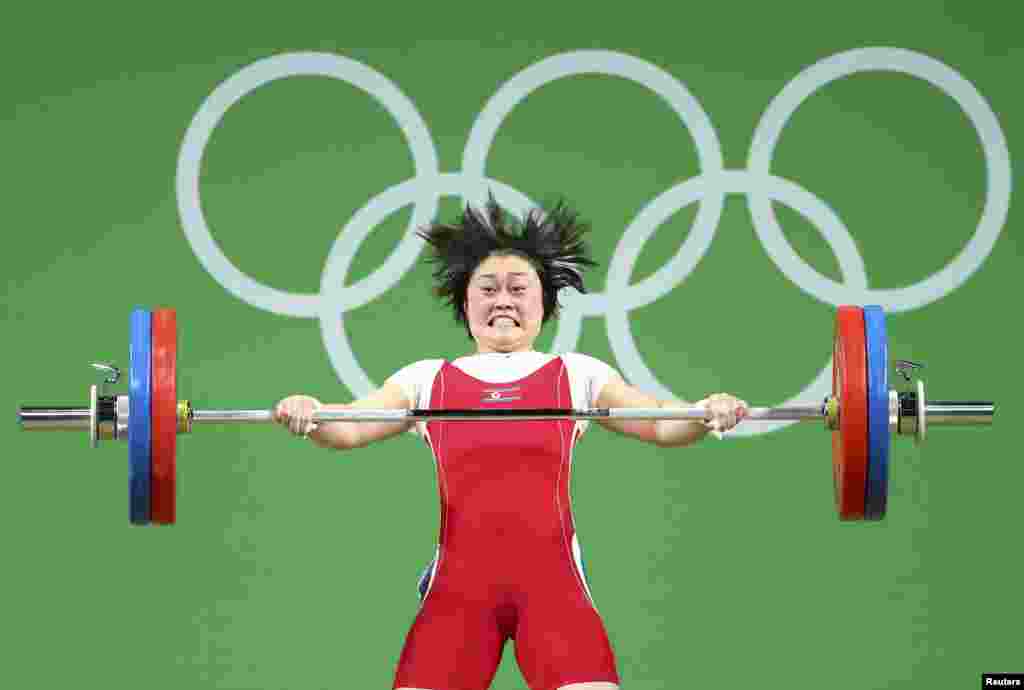 Atlet angkat berat Korut, Choe Hyo Sim bertarung dalam nomor 63 kg dalam olimpiade di Rio de Janeiro, Brazil.