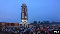 Hundreds gather to witness a colourful prayer ceremony held along the Ganges River in Haridwar every evening. (A. Pasricha/VOA)