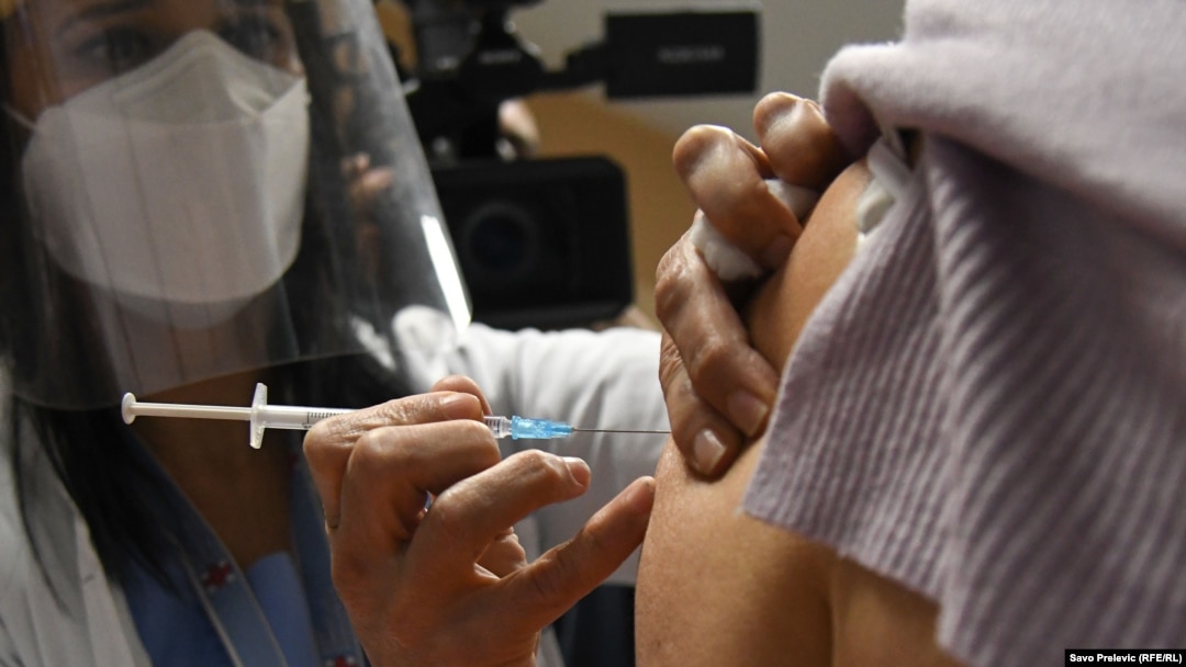 ARHIVA - Medicinska sestra daje vakcinu protiv Kovida 19 u Podgorici (Foto: RFE/RL/Savo Prelević)