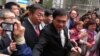 台湾的国民党副主席郝龙斌与台北民众（美国之音许波拍摄）。