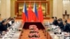 Thủ tướng Trung Quốc Lý Khắc Cường (phải) và Tổng thống Philippines Rodrigo Duterte (trái) tham dự một cuộc họp tại Đại lễ đường Nhân dân ở Bắc Kinh, Trung Quốc, 20/10/2016.