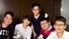 来自两岸四地的学生议论蔡英文与两岸（美国之音黄耀毅拍摄） 