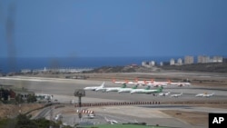 Vista de la pista de aterrizaje del Aeropuerto Internacional Simón Bolívar, en La Guaira. Archivo. (AP Photo/Matias Delacroix)