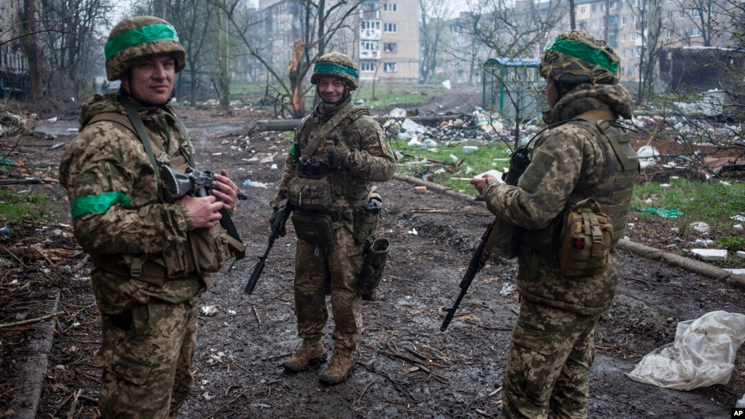 Ukrajinski vojnici u borbama pogođenom Bahmutu, u regionu Donjecka, 12. aprila 2023. (Foto: AP/Irina Rubakova)