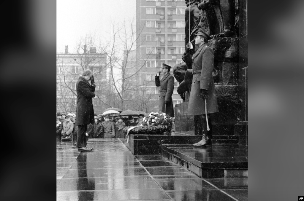 30 декабря 1977 года. В предновогодней поездке 1977 года, включавшей Иран, Индию, Саудовскую Аравию, Египет, Францию и Бельгию, одной из остановок Картера впервые стала страна соцлагеря. На этом фото Картер отдает дань героям восстания в варшавском гетто. Визит, впрочем, запомнился конфузом: переводчик вызвал смех неверным переводом речей президента на польский: например, одна из переведенных фраз (притом, наименее скандальная!) звучала как «Я покинул США и никогда обратно не вернусь».