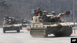 South Korean army K-55 self-propelled howitzers move during an exercise against possible attacks by North Korea in Pocheon, South Korea, near the border with North Korea, March 27, 2013. 
