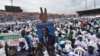 Un homme tient une pancarte représentant l'ancien président ivoirien Laurent Gbagbo lors d'un rassemblement contre la candidature à un 3e mandat du président Ouattara, le 10 octobre 2020 au stade Félix Houphouët-Boigny d'Abidjan.