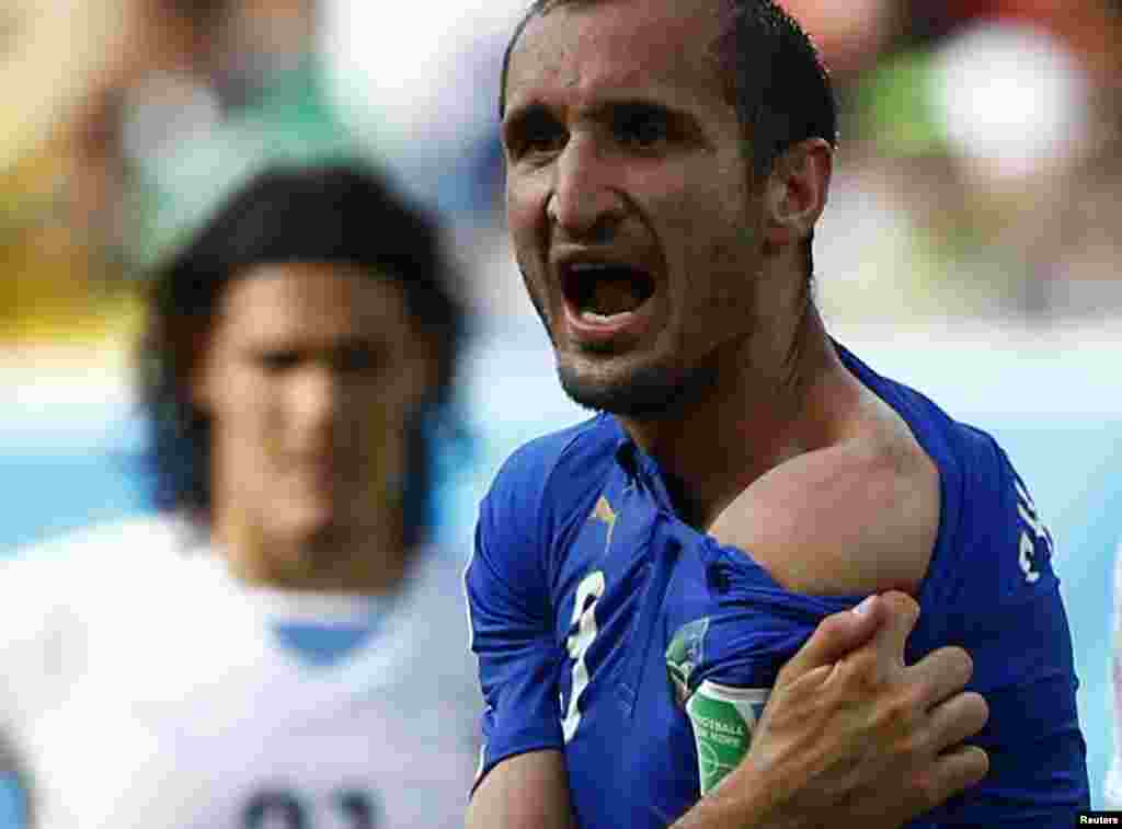 O jogador italiano Giorgio Chiellini mostra a marca da dentada no ombro, feita pelo adversário Luis Suarez, durante o jogo Itália v Uruguai na Arena das Dunas, Natal, Junho 24, 2014.