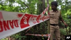 Indian policeman inspects site where 22-year-old woman was gang raped in Mahalaxmi area in Mumbai India, Aug. 23, 2013. 