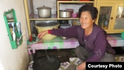 북한 주민이 아일랜드 인도주의 지원단체인 '컨선월드와이드'가 설치한 수도 시설을 사용하고 있다. (자료사진)