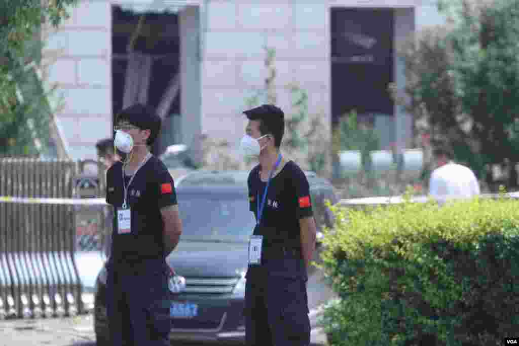 天津爆炸事故現場,核心爆炸區週圍多座居民樓窗戶被震碎,高速公路橋樑受損,多輛大貨車被炸翻,小汽車起火或被砸,多名當地居民仍逗留在事故現場。(美國之音記者東方拍攝)