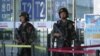烏魯木齊地窩堡機場T2航站樓門口持槍武警警惕地觀察著四周。(美國之音東方拍攝)