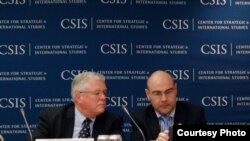 Giáo sư Carl Thayer (trái) tại một Hội nghị Biển Ðông ở trụ sở CSIS ở Washington DC (VOA Việt ngữ)