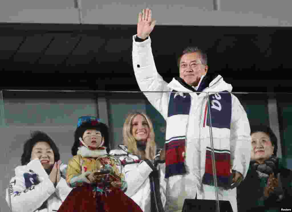 平昌冬奥会闭幕式上,儿童捧着纪念品,韩国总统文在寅招手致意。后排左起:韩国总统夫人金正淑,美国总统特朗普的女儿伊万卡,中国副总理刘延东。
