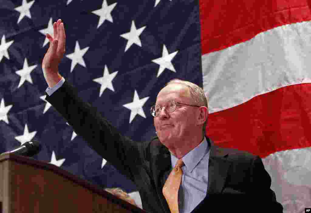Thượng nghị sĩ Lamar Alexander của đảng Cộng hòa vẫy chào sau khi nói chuyện với người ủng hộ tại Knoxville, Tennesse.