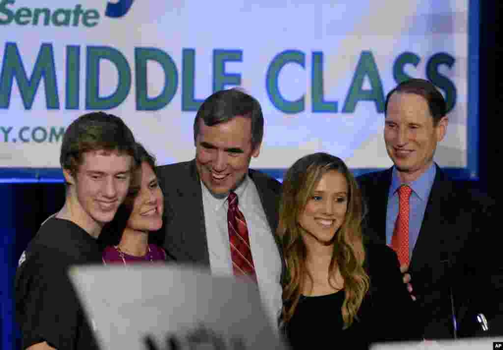 Thượng nghị sĩ Jeff Merkley của đảng Dân chủ và gia đình chào đón người ủng hộ tại bữa tiệc sau đêm bầu cử tại Portland Oregon, ngày 4/11/2014.