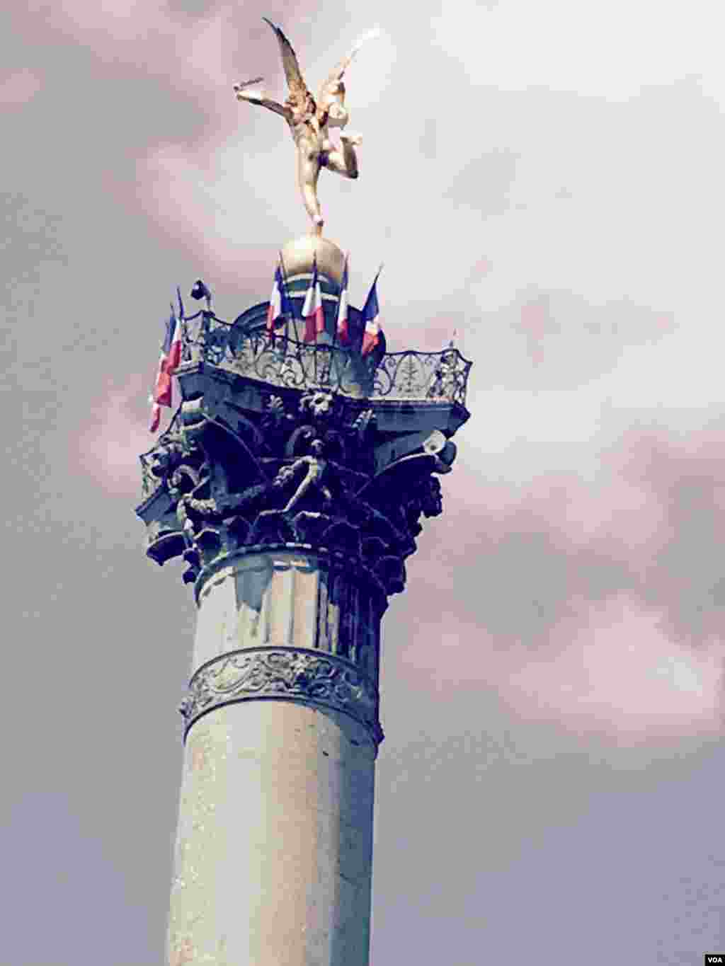 The statue in Bastille Square was decked out in French national colors for the match. in Paris, France, July 15, 2018. (L. Bryant/VOA)