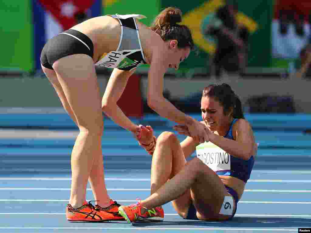 Pelari Selandia Baru Nikki Hamblin berhenti berlari dan membantu pelari AS, Abbey D'Agostino yang menderita kram pada saat lomba lari 5.000 meter putri olimpiade.