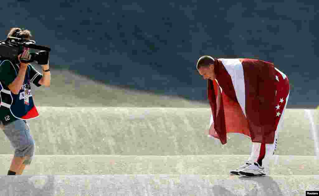 Maris Strombergs của Latvia cúi chào cám ơn khán giả sau khi thắng môn xe đạp địa hình BMX. REUTERS/Stefano Rellandini.