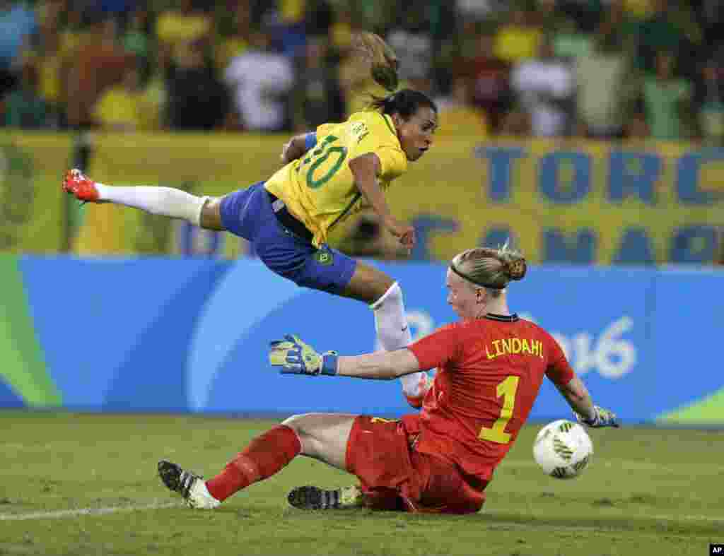 Pertandingan sepakbola tim putri Brazil dan Swedia di Stadion Olimpiade Rio (6/8), dimana Brazil menang 5-1. (AP/Leo Correa)