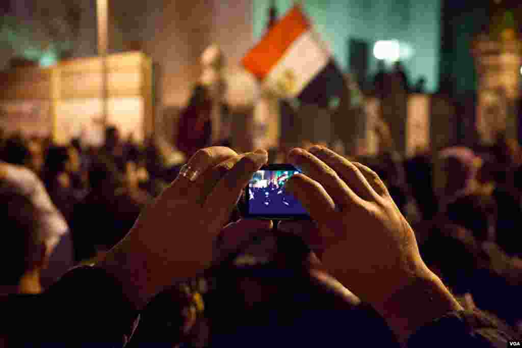 In the lead-up to a referendum for Egypt's draft constitution, thousands of demonstrators gathered both for and against the document. Those opposed to the draft gathered near the Presidential Palace in Cairo (shown here). (Yuli Weeks for VOA)