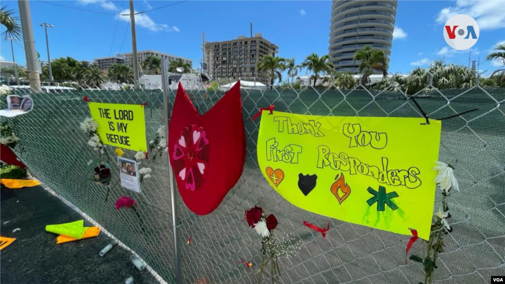 En una cerca que limita el acceso al área del edificio colapsado, las personas han colgado flores, carteles de agradecimiento a los socorristas y fotografía de los desaparecidos con plegarias.