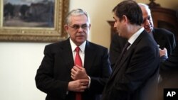 Thủ tướng Hy Lạp Lucas Papademos (trái) và Bộ trưởng Tài chính Philippos Sachinidis tại Athens, ngày 21/3/2012