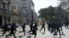 Miembros de la Brigada Especial del Ministerio del Interior, conocidos como "boinas negras", salen en apoyo a los partidarios del gobierno en La Habana, Cuba, durante las manifestaciones del 11 de julio de 2021.