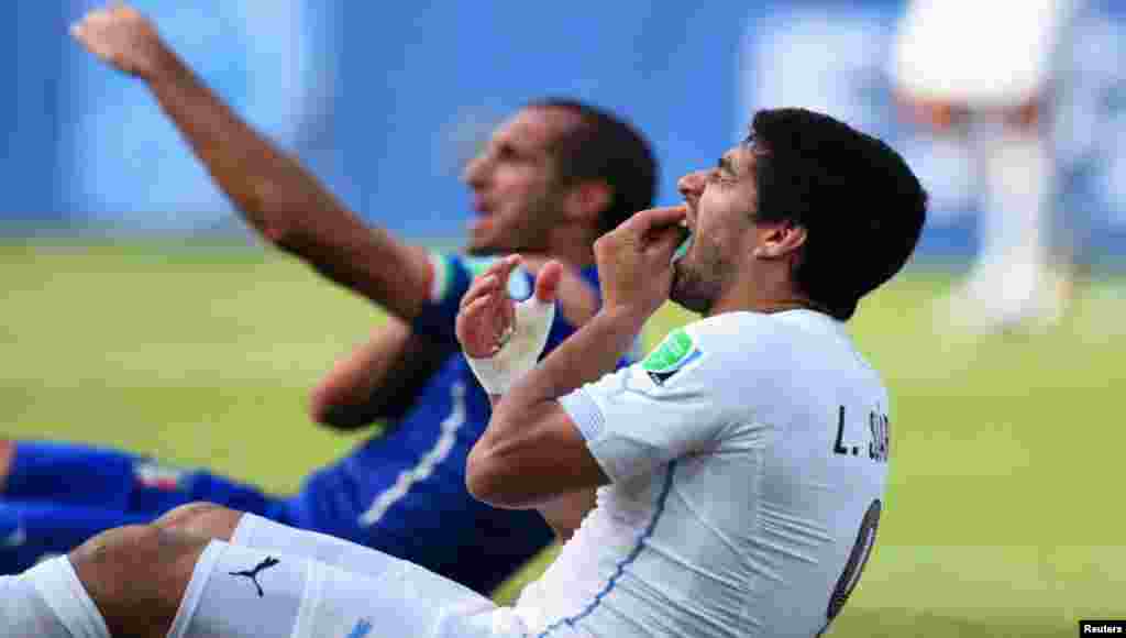 Os dois jogadores queixam-se, após a dentada de Suarez em Chiellini.