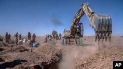 Warga Afghanistan menggali parit untuk kuburan massal korban gempa bumi di distrik Zenda Jan di Provinsi Herat, sebelah barat Afghanistan, Senin, 9 Oktober 2023. (Foto: AP)