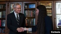 La Oficina de Intereses de Cuba afirma que Yoani Sánchez fue invitada "solo por unos pocos" miembros del Congreso durante su visita a EE.UU. En esta toma el senador Harry Reid da la bienvenida a la bloguera cubana.