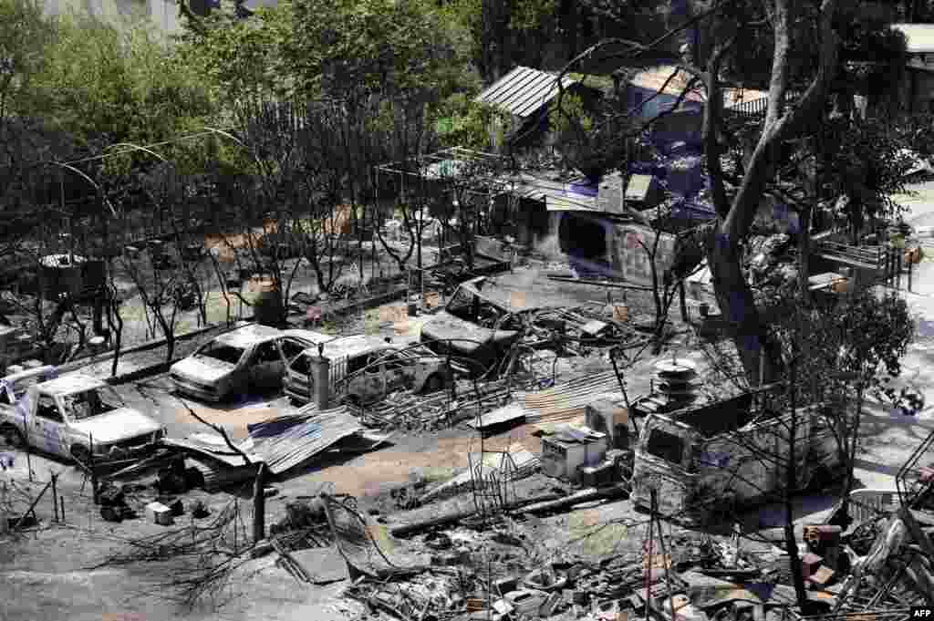 Kawasan permukiman di Pinchinades luluh lantak akibat kebakaran hebat yang melanda Vitrolles, Perancis selatan seluas 3.300 hektar.
