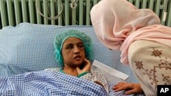Bộ trưởng Bộ Phụ nữ của Afghanistan đến thăm cô Sahar Gul sau khi cô được cứu thoát