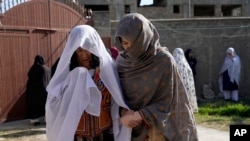 Familia ya msichana mwenye umri wa miaka 19 ambaye aliathiriwa na mshambuliaji wa kujitoa mhanga inaomboleza, huko Kabul, Afghanistan, Ijumaa, Septemba 30, 2022.

