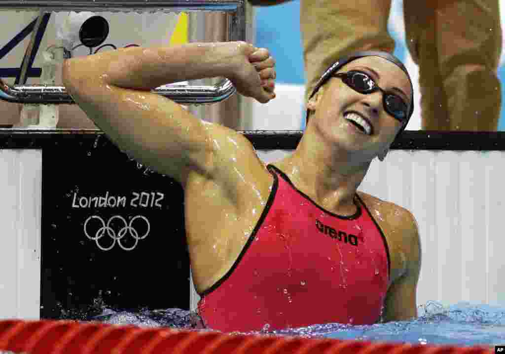 Rebecca Soni của Mỹ vui mừng sau khi thắng giải bơi ếch cá nhân nữ 200 mét. Cô lập kỷ lúc thế giới trong 2 phút 19,59 giây. 2/8/2012.