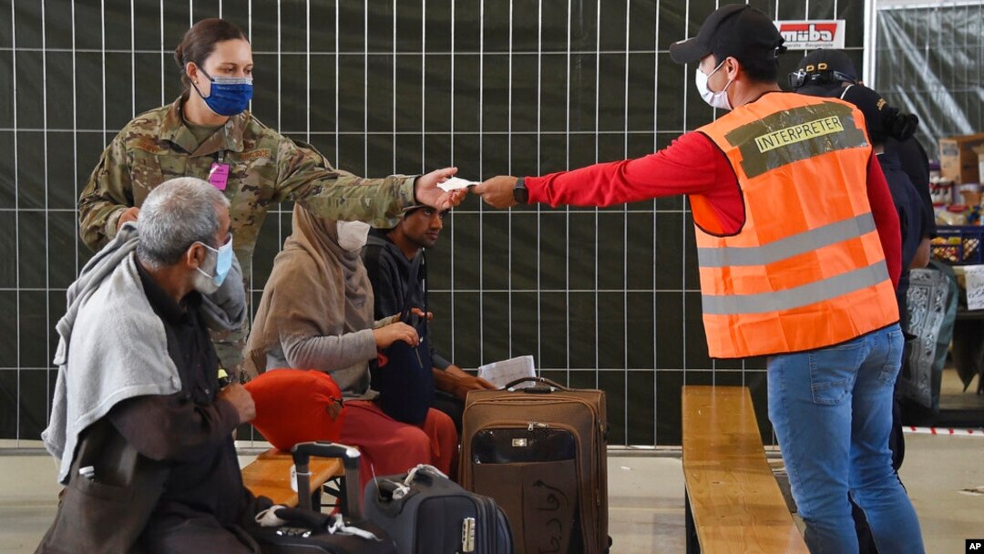 ARHIVA - Avganistanske izgbeglice u hangaru vojne baze Ramštajn u Nemačkoj 8. septembra 2021. 